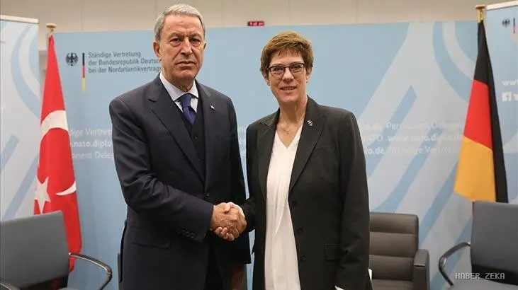 Bakan Akar ve Alman Mevkidaşı Kramp-Karrenbauer Brüksel'de Görüştü: Savunma ve Güvenlik Masaya Yatırıldı