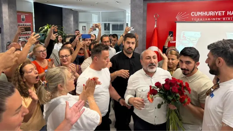 CHP İzmir İl Başkanlığı'nda Karanfil Gerginliği: Eski ve Yeni Yönetim Arasında Arbede Yaşandı