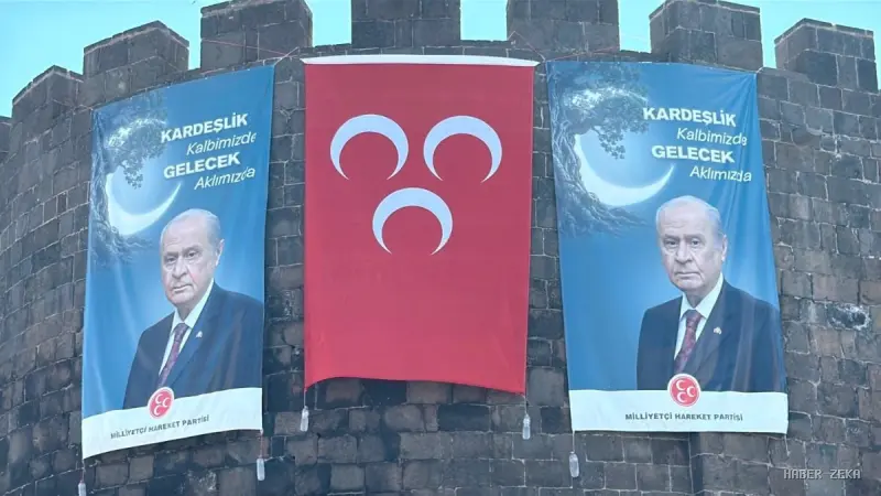 Diyarbakır Surları'nda Devlet Bahçeli Posterli Pankart Dikkat Çekti