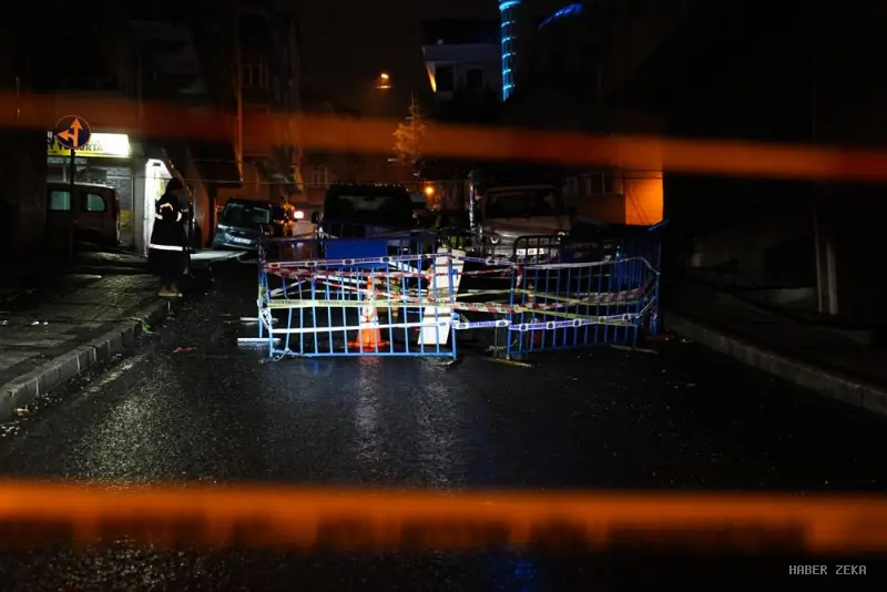 Gaziosmanpaşa'da Sağanak Yolu Yuttu: Yol Kenarında Metrekarelik Çökme!