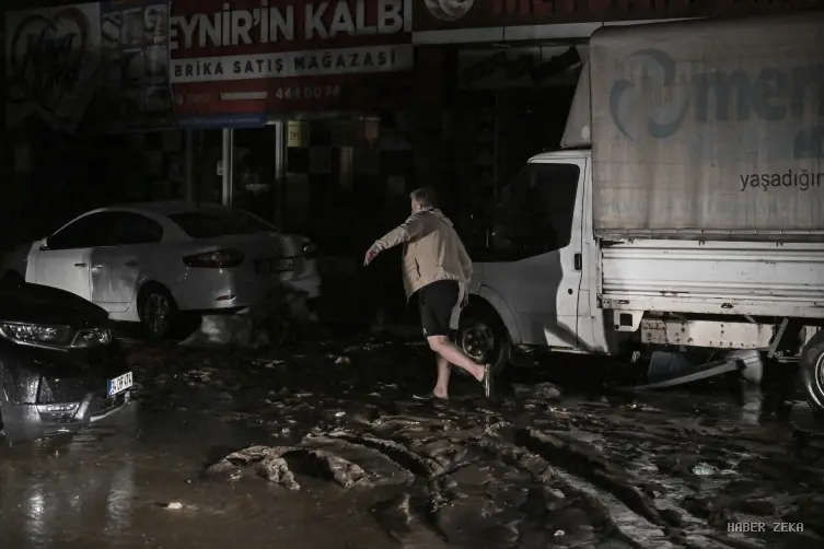 İstanbul'u sağanak vurdu: Yollar göle döndü, araçlar suya gömüldü