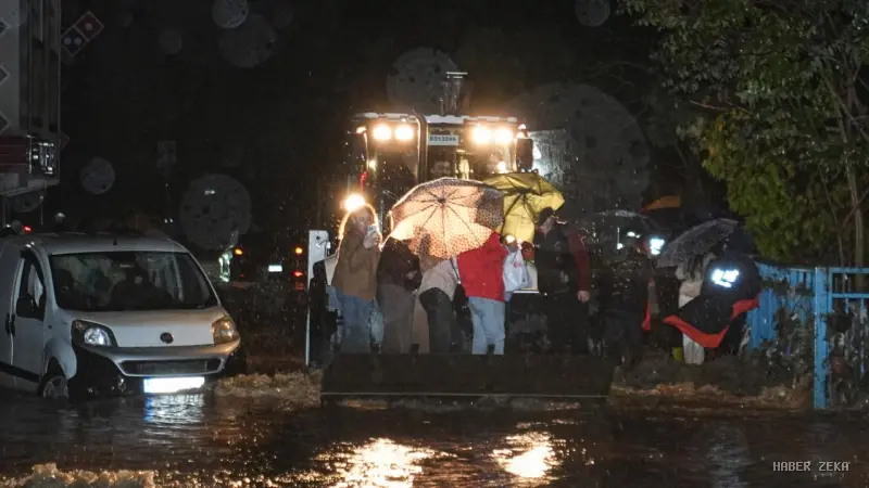 İstanbul'u Vuran Dev Sağanak: Yollar Göl Oldu, Araçlar Sulara Gömüldü, İki Can Kayıp!