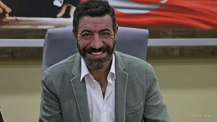 Şarkıcı Hakan Altun Rahatsızlanarak Hastaneye Kaldırıldı