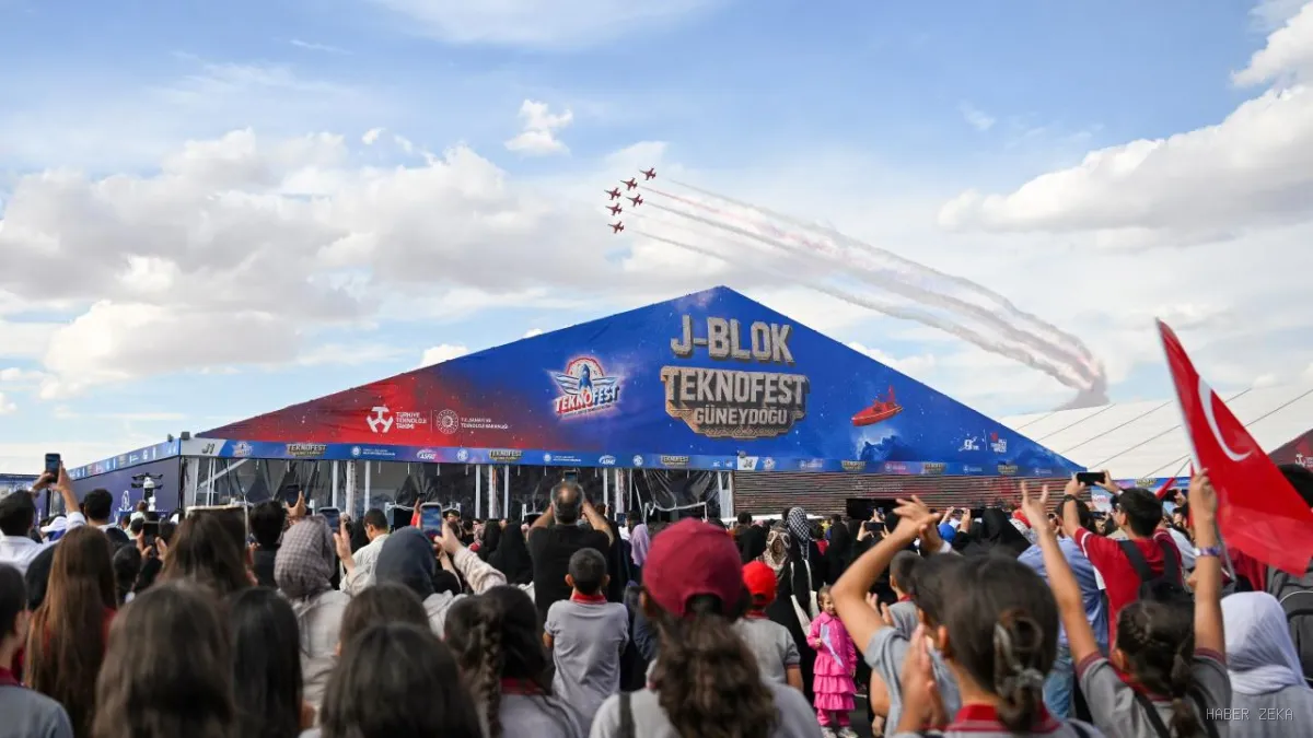Türk Yıldızları, TEKNOFEST Güneydoğu'da Gökyüzünü Selamladı: Nefes Kesen Gösteri Şanlıurfa'da!
